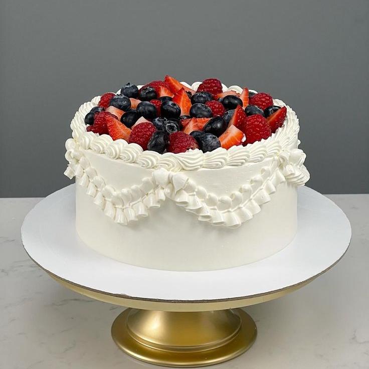 Торт с рюшами и ягодой