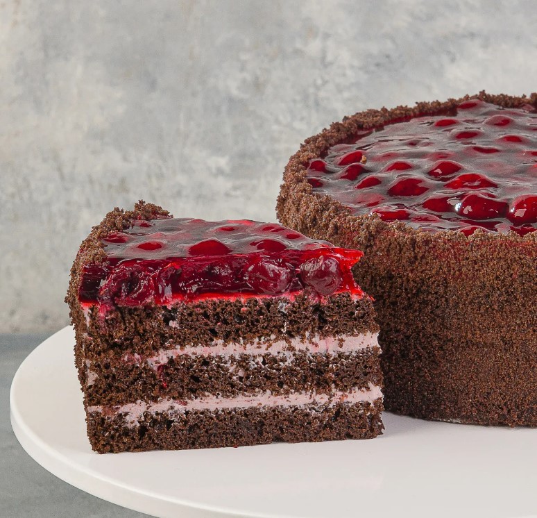 Торт со сметанным кремом, вишней и шоколадом