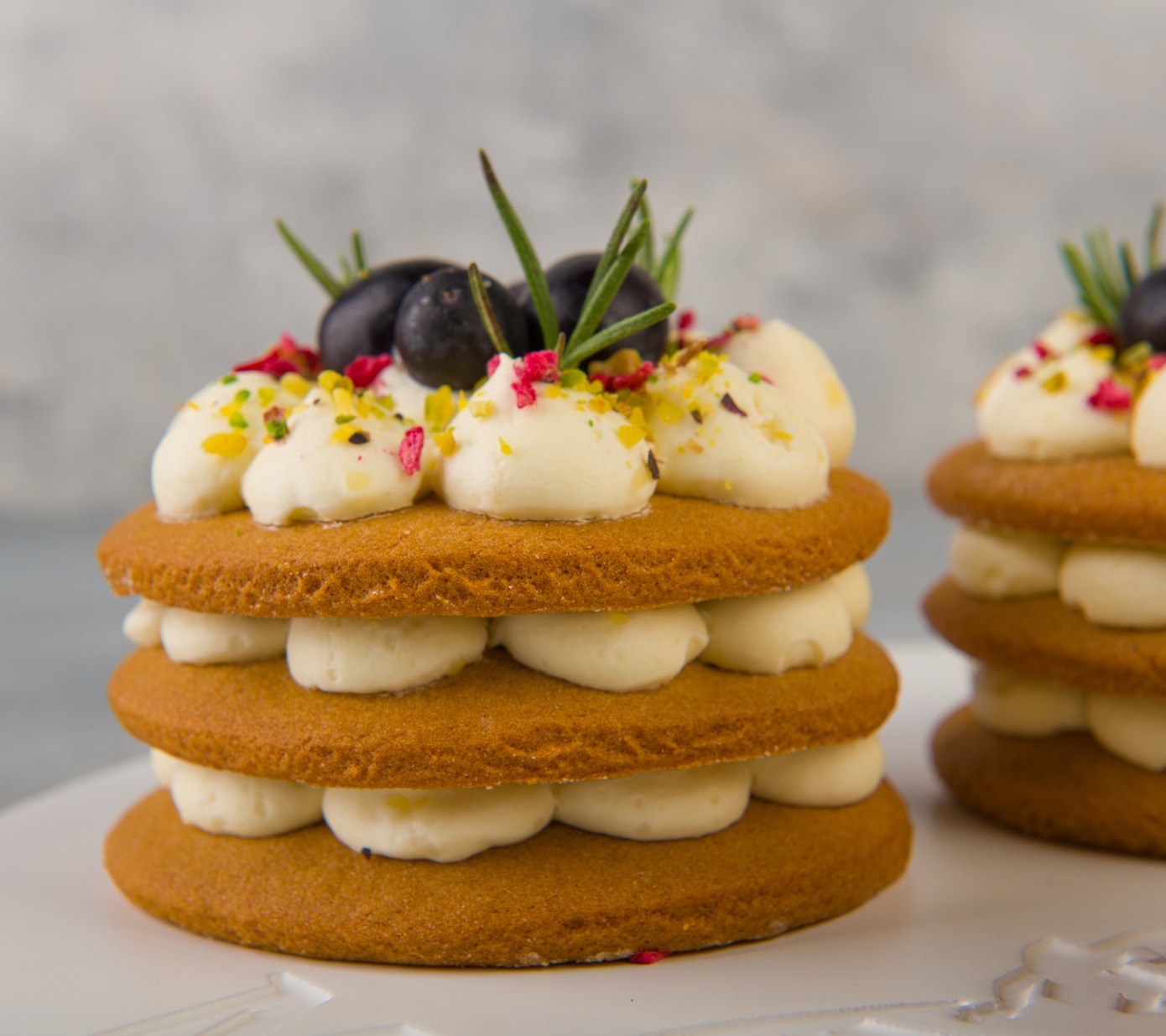 Пирожное медовое с фруктами Пирожное медовое с фруктами