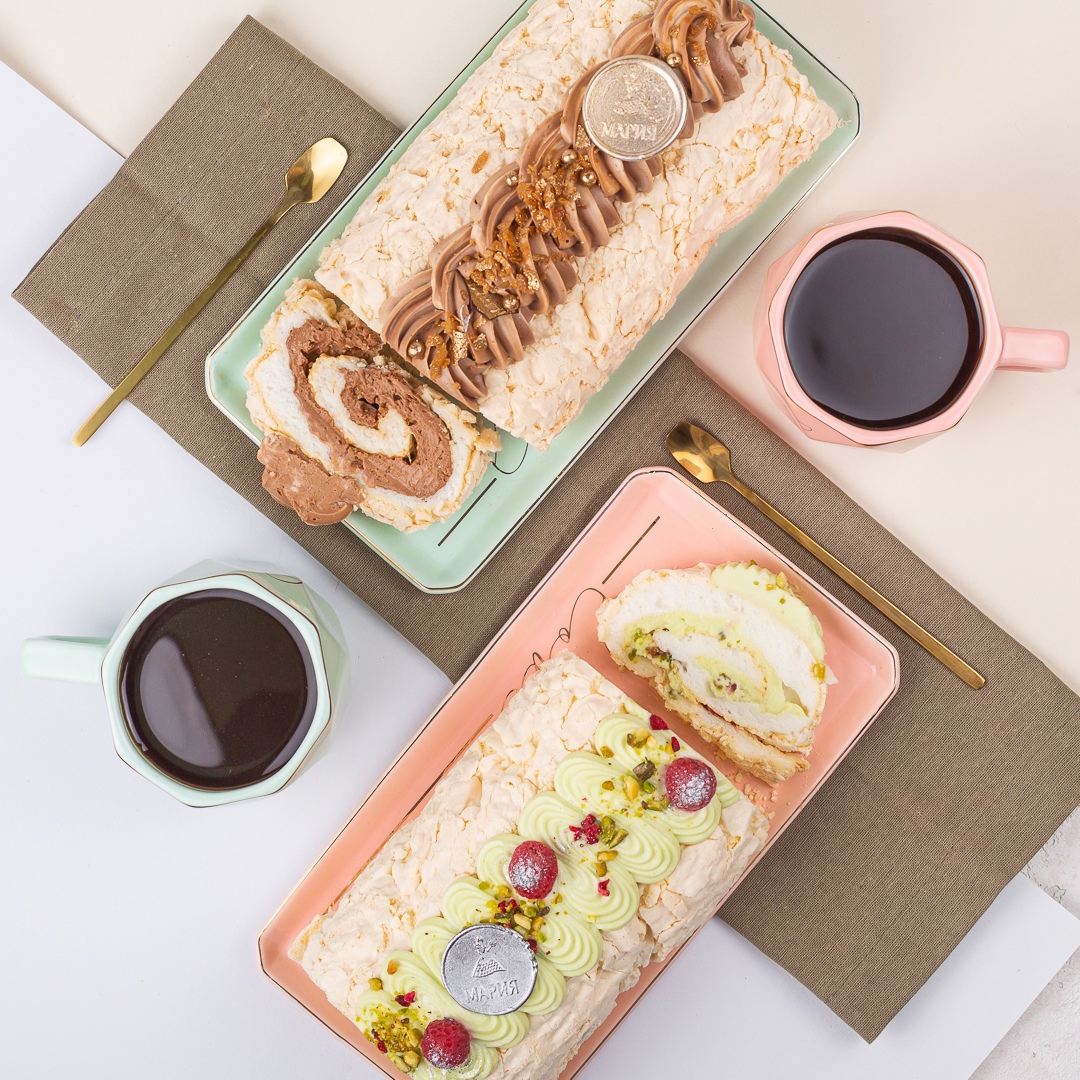 Рулеты меренговые в кондитерской