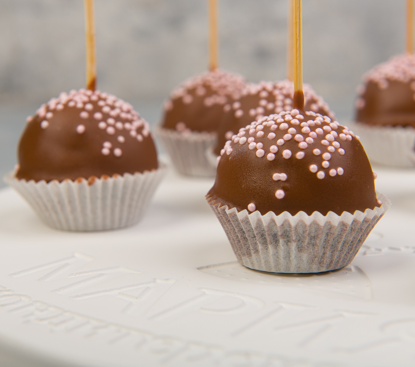 Кейк-попс в молочном шоколаде