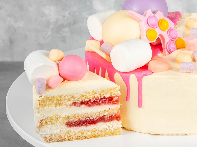 Нежный торт с начинкой из сырного крема порадует и взрослых, и детей. торт клубника пломбир с ванильным бисквитом