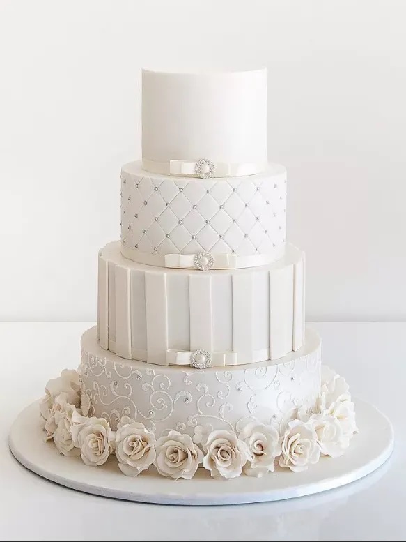 Классический белый свадебный торт