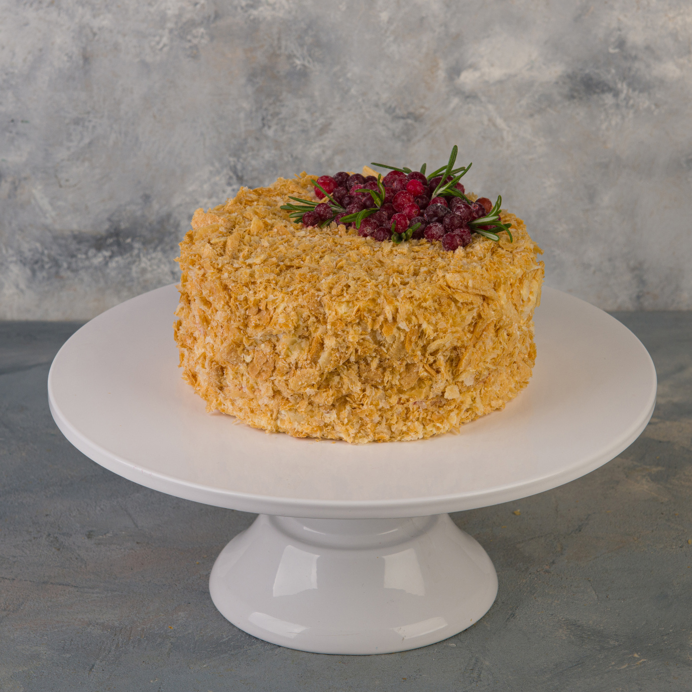 Торт наполеон брусничный