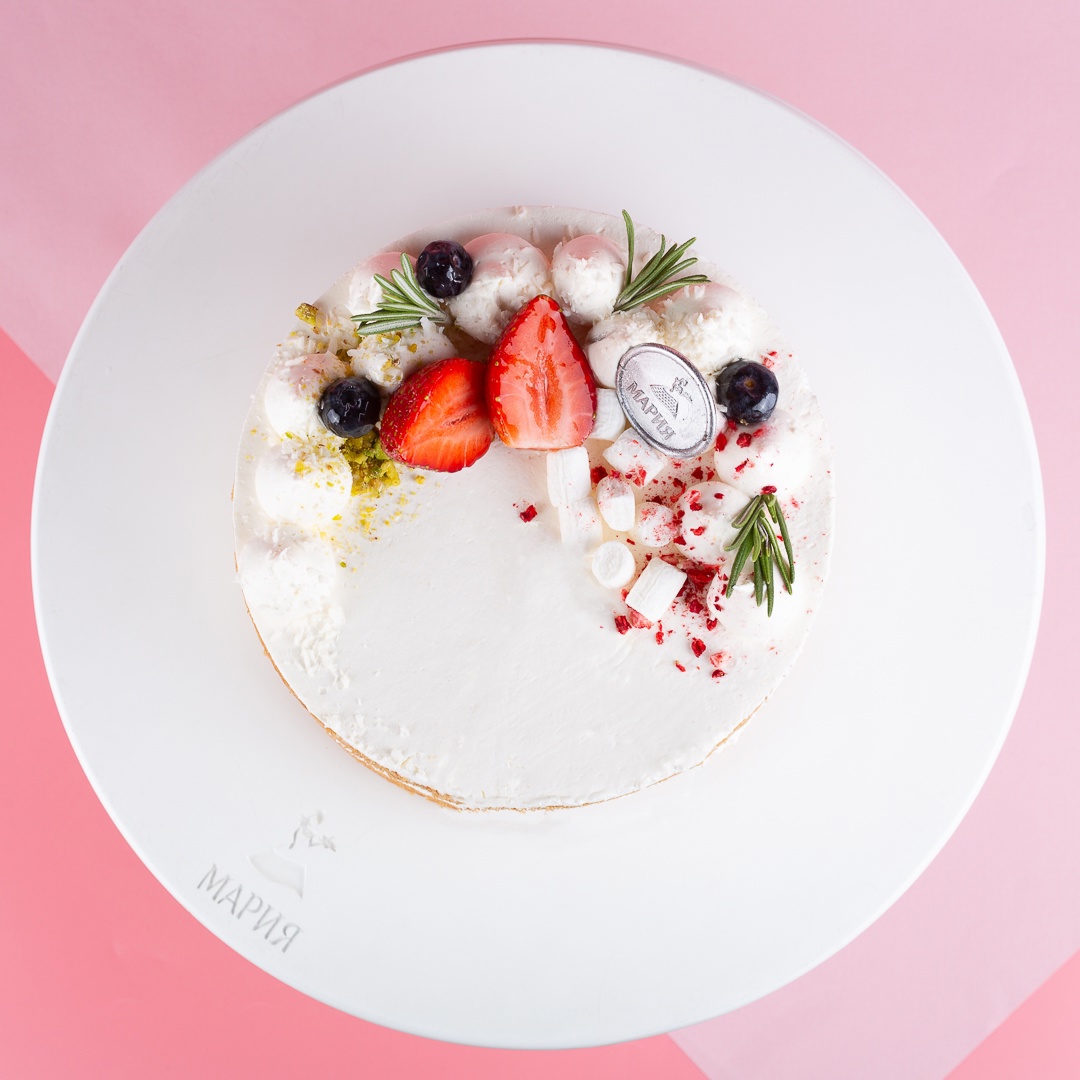 Торт с украшением из ягод Торт с украшением из ягод