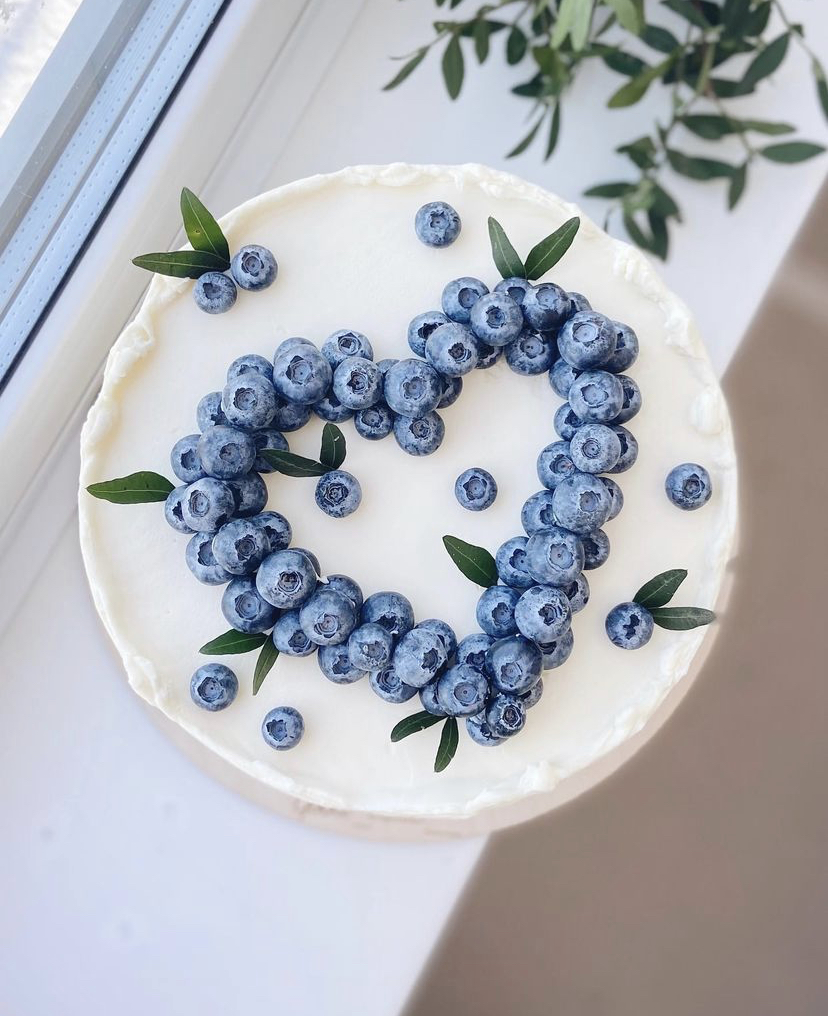 торт украшенный свежими ягодами в форме сердца