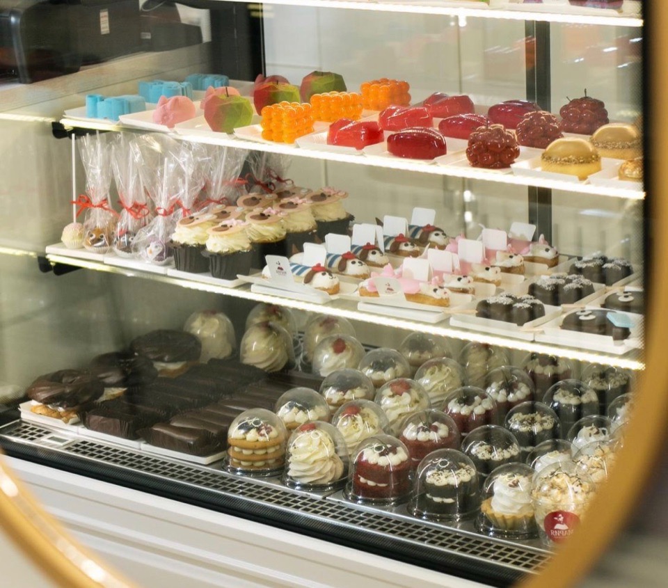 Пирожные в витрине