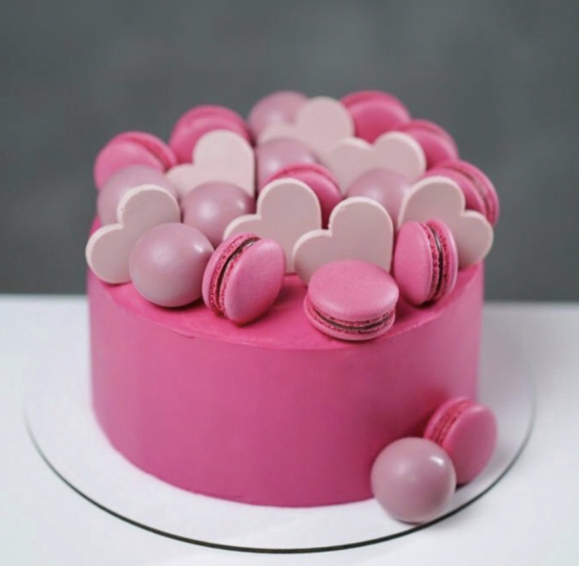 розовый торт с сердечками