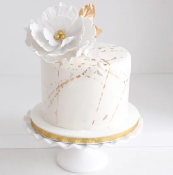 Торт в белых тонах на свадьбу