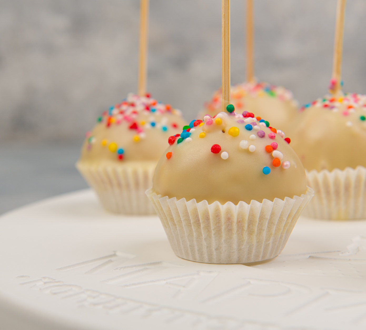 Кейк-попс в белом шоколаде Кейк_попс_в_белом_шоколаде_дополнительная_1.jpg