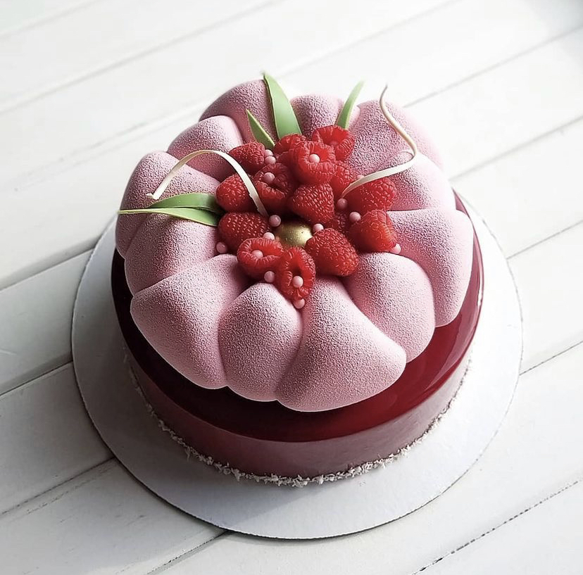 оригинальный торт розового цвета с ягодами фото