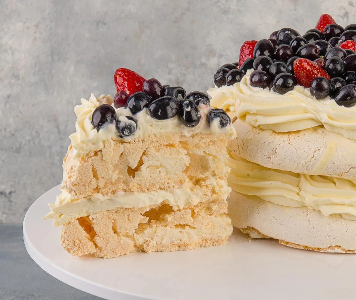 Торт Павлова с ягодами