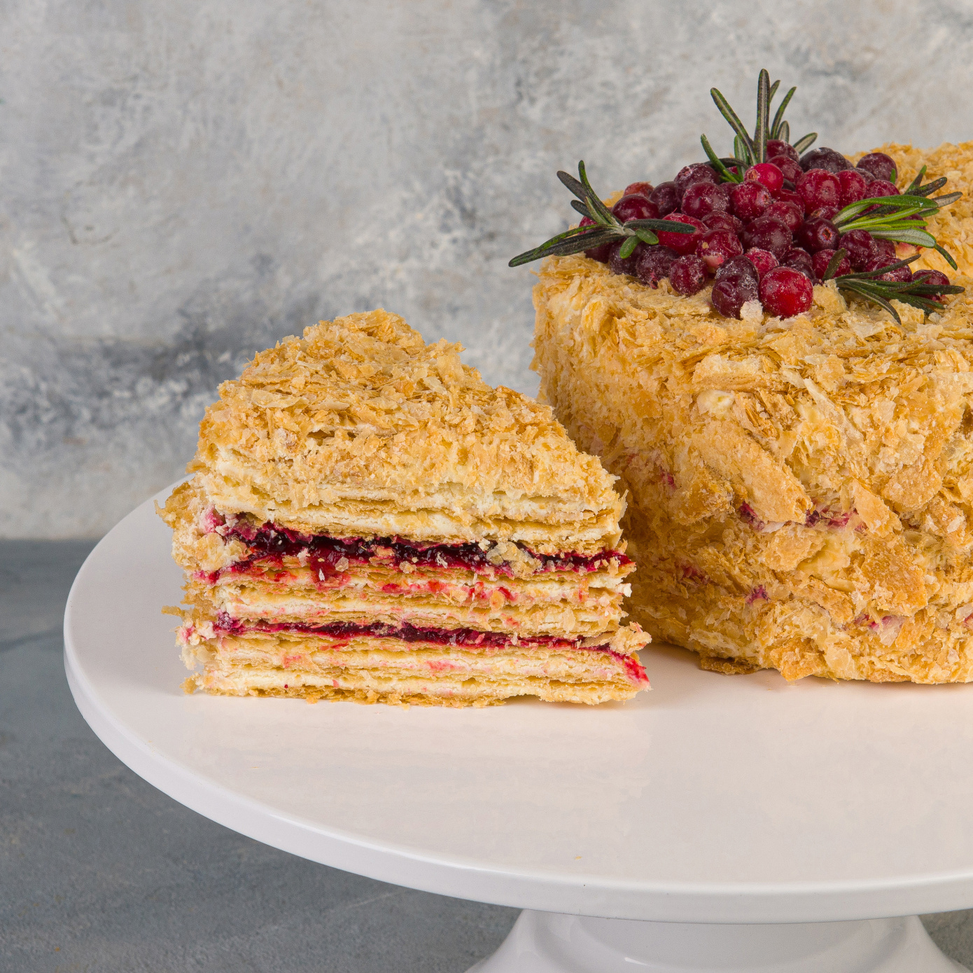 Торт наполеон брусничный