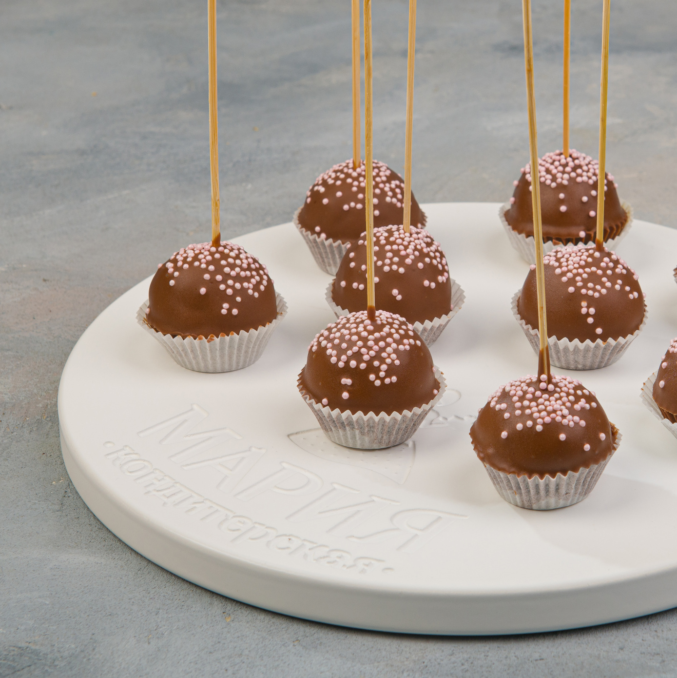 Кейк-попс в молочном шоколаде Кейк-попс в молочном шоколаде