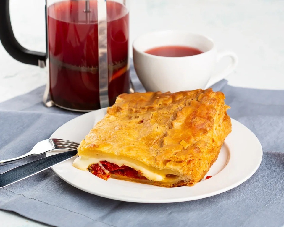 Пирог с томатами и моцареллой