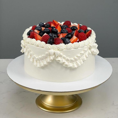 Торт с рюшами и ягодой Торт с рюшами и ягодой